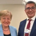 La directora del FMI, Kristalina Georgieva, y el ministro de Economía, José Gabriel Espinoza, en el Foro de Davos.