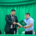 David Rojas recibe la documentación del ejecutivo regional saliente, José Luis Ábrego.