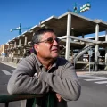 El obrero de la construcción Antonio Montoya, de 54 años, posa frente a una obra paralizada debido a la crisis del sector inm