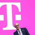 El presidente de Deutsche Telekom, Timotheus Hoettges, asiste a la junta de accionistas en Bonn, Alemania, el miércoles 1 de