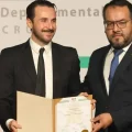 El nuevo gobernador electo de Santa Cruz, Juan Pablo Velasco recibe el credencial de manos de Marco Monasterio, presidente de