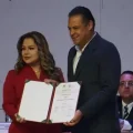 Luis Revilla (d) recibe su credencial de gobernador de La Paz.