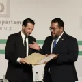 Juan Pablo Velasco recibe su credencial de gobernador electo.
