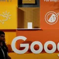 Una mujer pasa junto al logotipo de Google durante un evento en Nueva Delhi, India.