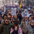 Varias personas marchan durante una protesta contra el aumento desorbitado de los precios del alquiler de apartamentos en Mad