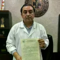 El presidente del Colegio Médico cruceño, Humberto Vargas, muestra la carta que se envió al alcalde electo, Manuel ‘Mamén’ Sa