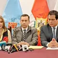 Stenka Udaeta, Romer Saucedo y Roberto Castro durante la conferencia de prensa de ayer.