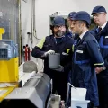 El presidente francés Emmanuel Macron recorre la zona de embalaje de cargas modulares de proyectiles en la planta Eurenco de