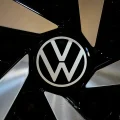El logotipo del fabricante de automóviles alemán Volkswagen se ve en la fábrica transparente de Volkswagen en Dresde, Alemani