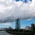 Nubes cubren el cielo sobre la sede del Banco Central Europeo en Fráncfort, Alemania, el 11 de septiembre de 2025.