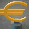 Símbolo del euro, antes de una rueda de prensa tras la reunión del consejo de gobierno del BCE en Fráncfort, Alemania, el 18