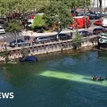 El autobús semihundido en el río Sena durante las labores de rescate