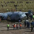 La aeronave Hércules C-130 quedó destrozado tras el accidente.