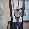Imagen del sospechoso del robo al banco en Berea difundida por la Policía de Kentucky.
