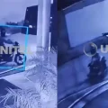 Momento en el que los sicarios llegan a bordo de una motocicleta