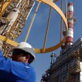 Un técnico petrolero desciende por una torre en una refinería en Jebel Ali, Emiratos Árabes Unidos.