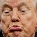 Trump bromea junto a legisladores republicanos en la Casa Blanca.