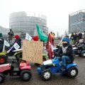 Niños en pequeños tractores durante una marcha contra el Mercosur en Estrasburgo, Francia.