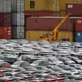 Autos para exportación esperan en el puerto de Bremerhaven, Alemania.