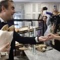 El sonriente primer ministro francés, Sébastien Lecornu, pagó varias baguettes frente a las cámaras en una panadería rural.