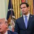 El presidente de Estados Unidos, Donald Trump, y el secretario de Estado, Marco Rubio, en el Salón Oval.