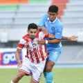 Daniel Rojas de Independiente y Rafael Menacho de San Antonio disputan el balón en el estadio Félix Capriles.