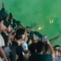 La barra del sector de general hizo uso de bengalas, y humo.