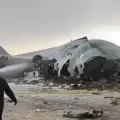El avión quedó destrozado
