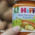 Foto de archivo de un tarro de comida para bebés de zanahoria y patata de HiPP