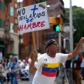 Trabajadores venezolanos reclaman salarios dignos en la marcha del Primero de Mayo en Caracas.