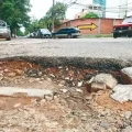 Los baches y hundimientos proliferan en distintas zonas, como ocurre en la avenida San Martín