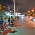 Fila de motocicletas en surtidor Nayler.