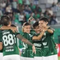 Jugadores del refinero celebrando uno de los goles de la noche.