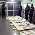 La Armada y las FELCN presentan a los dos detenidos y la cocaína decomisada.