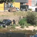 El vehículo quedó abandonado dentro del canal de drenaje