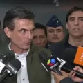 El presidente Rodrigo Paz (i) en una conferencia de prensa con el ministro Mauricio Zamora (d).