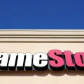 Un cartel de GameStop se muestra por encima de una tienda en Urbandale, Iowa, 28 Ene. 2021