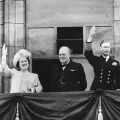 Fotografía que muestra a la reina Isabel II con su gorra de la ATS, usada para ocultarse en el Día VE.