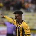 El jugador del Tigre, Carlos Ventura, celebrando uno de sus goles.