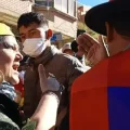 La activista María Galindo (i) increpa a marchistas que le estaban expulsando de su protesta.