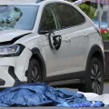 El auto que embistió contra la gente, en Leipzig.