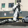 La avioneta convertida en fierros destruidos tras el impacto contra el edificio.