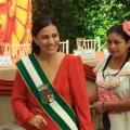 Con un vestido con motivos chiquitanos, Álvarez reivindica las raíces indígenas del departamento cruceño.