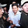 El exministro de Obras Públicas, Édgar Montaño, es conducido a instalaciones policiales.
