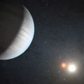 Impresión artística de dos planetas circumbinarios orbitando un sistema estelar binario.