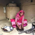 Contenedores dehari tradicionales dentro de una casa en Dang, Nepal.