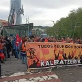 Una manifestación de los trabajadores de Tubos Reunidos con la sede bilbaína de Iberdrola al fondo de la imagen, del 14 de ab