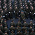 Militares rusos se preparan para un ensayo del desfile militar anual en el centro de Moscú.