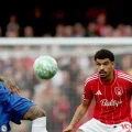 Enzo Fernández (izq.) del Chelsea en acción contra Morgan Gibbs-White del Forest.