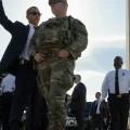 Agentes del orden público montan guardia tras un cordón policial en el lugar del tiroteo, con el Monumento a Washington de fo